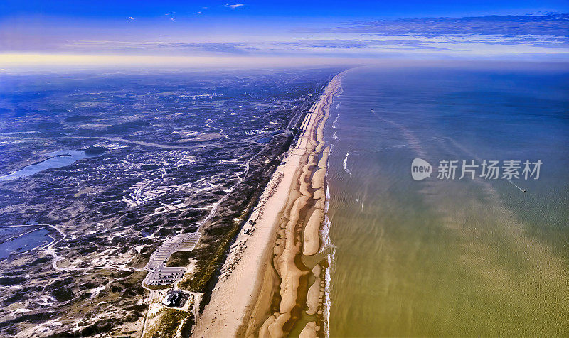 荷兰，赞德沃特- 17-08-2021:赞德沃特海滩(阿姆斯特丹海滩)的高空视角。